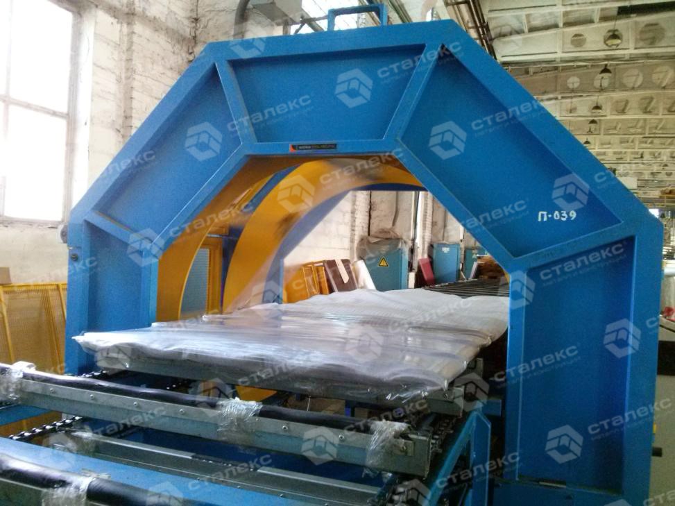 Автоматична упаковка стретч-плівкою металочерепиці на пакувальній лінії в Компанії «Сталекс»